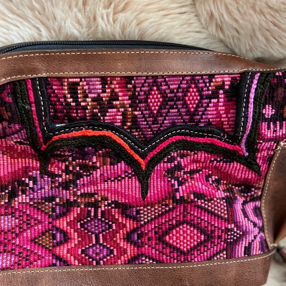 Intrinsic Flair Pequena Crossbody/Backpack Bag. Leather and Embroidery - Picture 2 of 6
